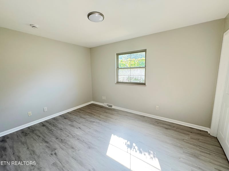 1220 Scenic Hill Dr, Louisville, TN 37777