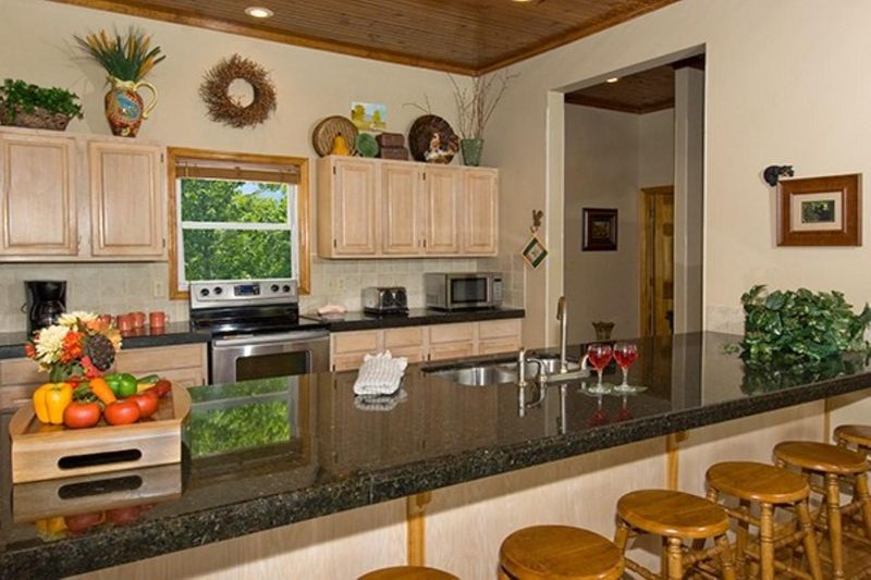 1221 Garrett Dr, Gatlinburg, TN 37738