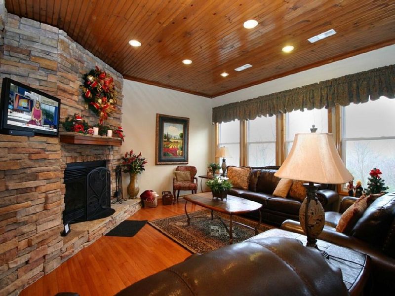 1221 Garrett Dr, Gatlinburg, TN 37738