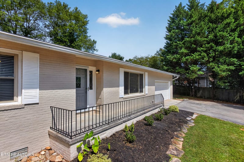 1221 Southbreeze Cir, Knoxville, TN 37919