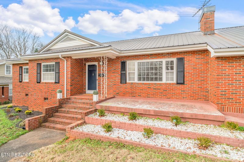 1225 N Main St, Sweetwater, TN 37874