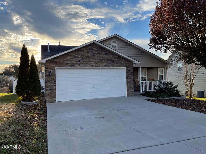 1225 Quiet Brook Ln, Knoxville, TN 37914