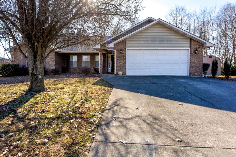 1227 Winding Dr, Sevierville, TN 37876