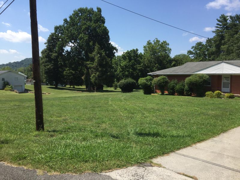 123 Henley Rd, Oak Ridge, TN 37830