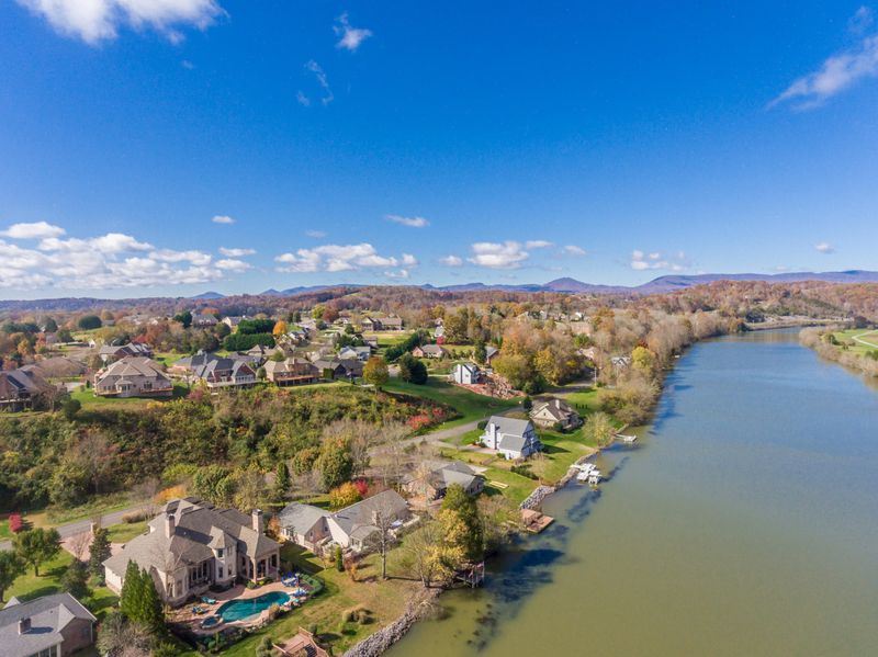 123 Tradewind St, Clinton, TN 37716