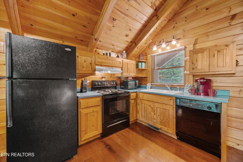 1235 Honeysuckle Ln, Sevierville, TN 37876