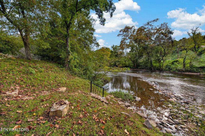 124 E Leatherwood Dr, Walland, TN 37886
