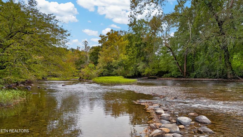 124 E Leatherwood Dr, Walland, TN 37886