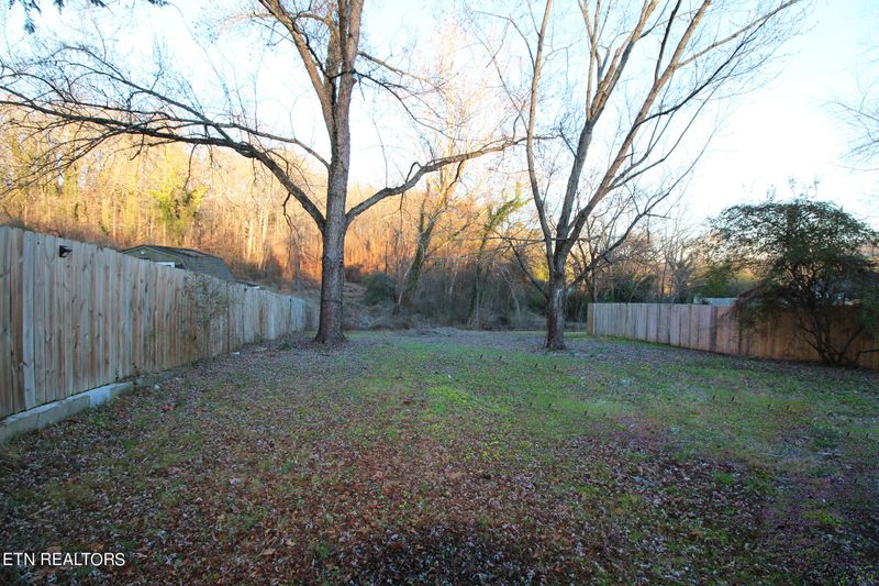 124 Johnson Rd, Oak Ridge, TN 37830
