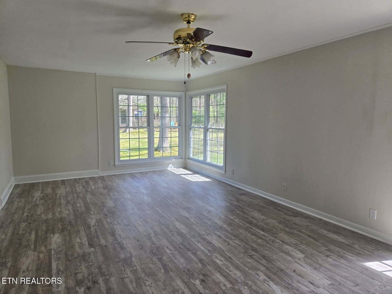 124 Lakeshire Dr, Crossville, TN 38558