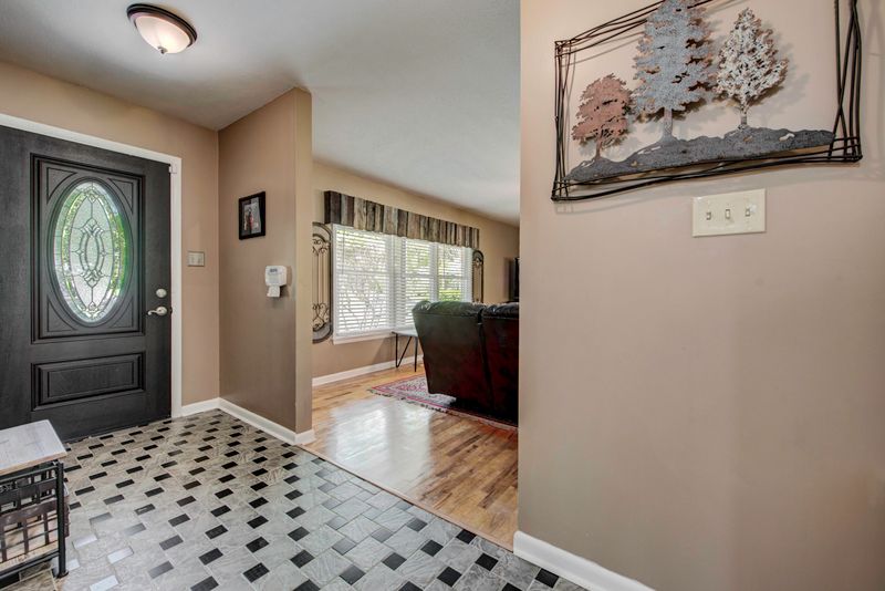 124 Nebraska Ave, Oak Ridge, TN 37830