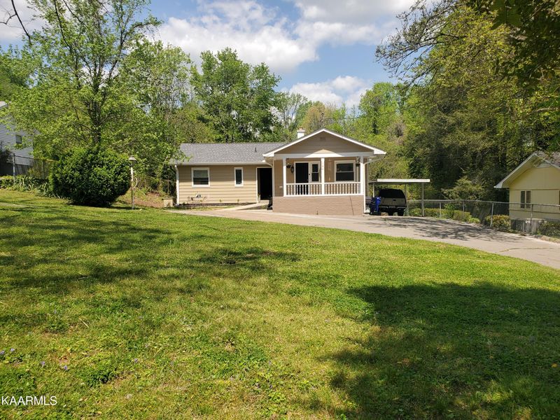 124 Outer Dr, Oak Ridge, TN 37830