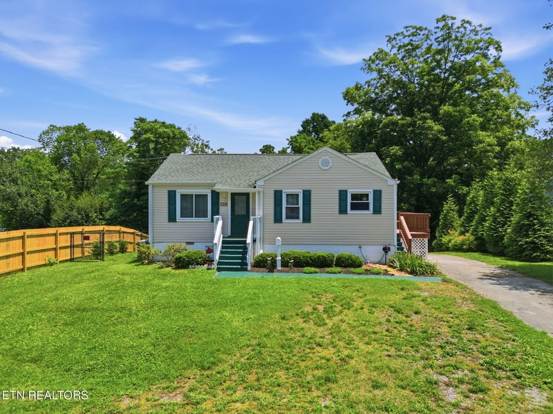 124 Salem Rd, Oak Ridge, TN 37830