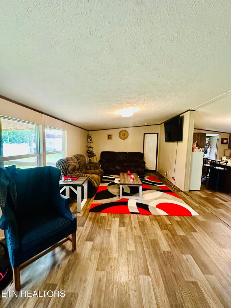 1240 Burrville Rd, Sunbright, TN 37872