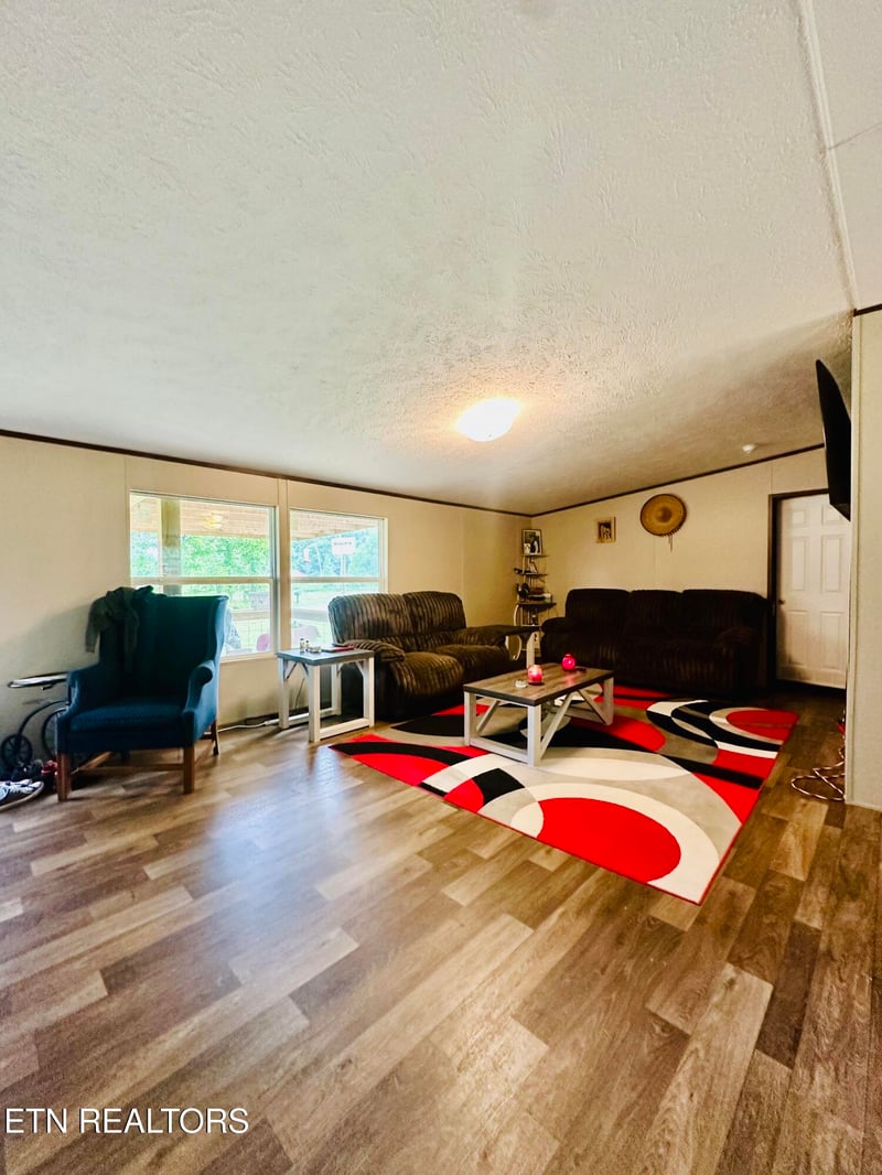 1240 Burrville Rd, Sunbright, TN 37872