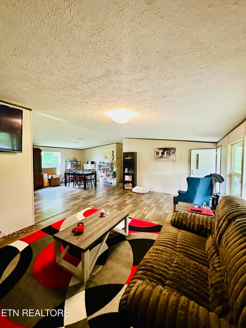 1240 Burrville Rd, Sunbright, TN 37872