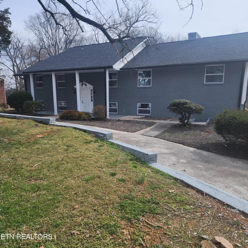 1242 Strange Rd, Lenoir City, TN 37772