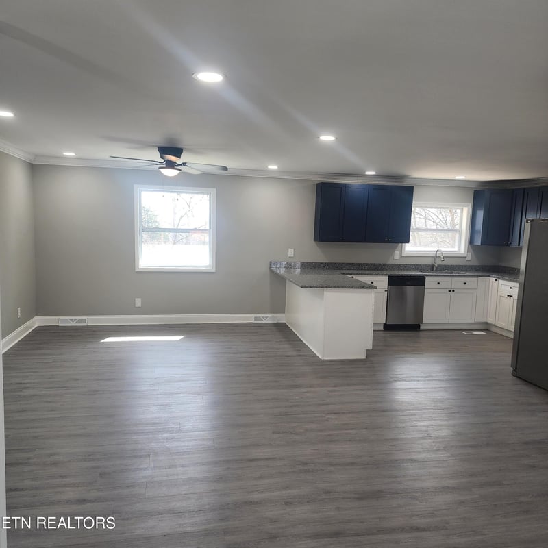 1242 Strange Rd, Lenoir City, TN 37772