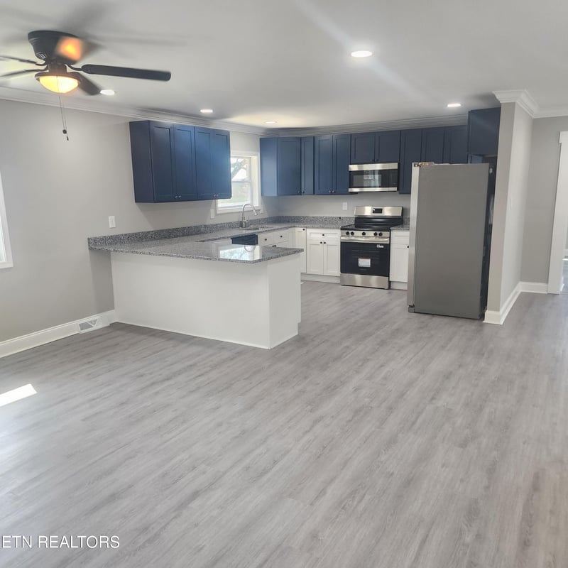 1242 Strange Rd, Lenoir City, TN 37772