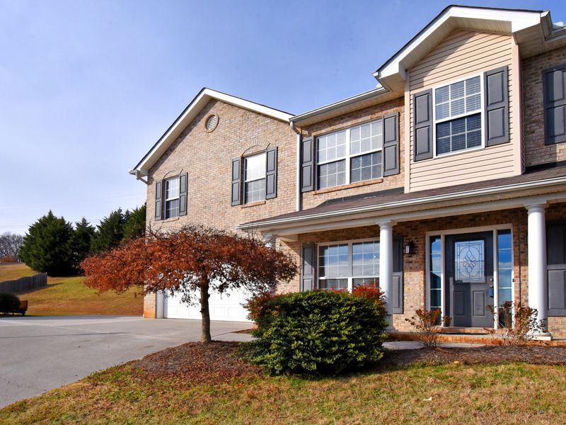 1247 Long Leaf Ln, Knoxville, TN 37932