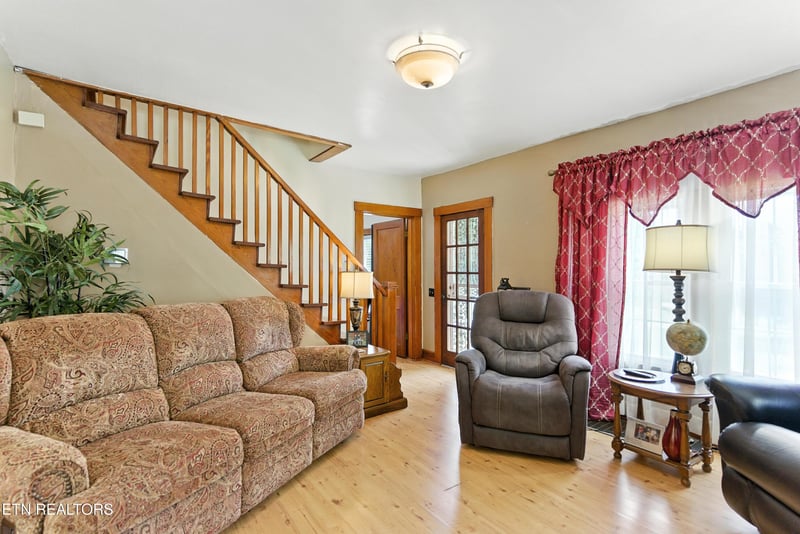 125 Barnes Ln, Strawberry Plains, TN 37871