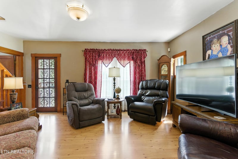 125 Barnes Ln, Strawberry Plains, TN 37871