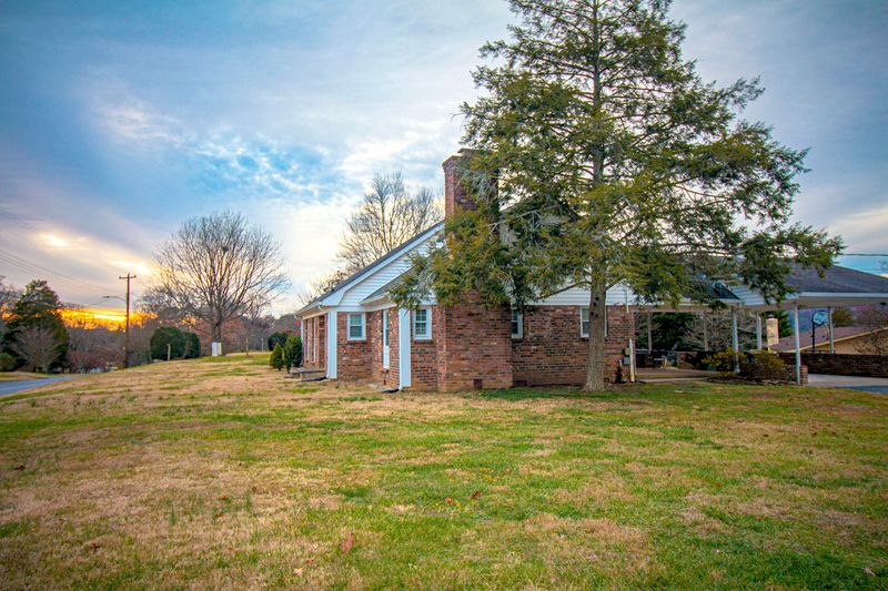125 Cumberland View Dr, Oak Ridge, TN 37830