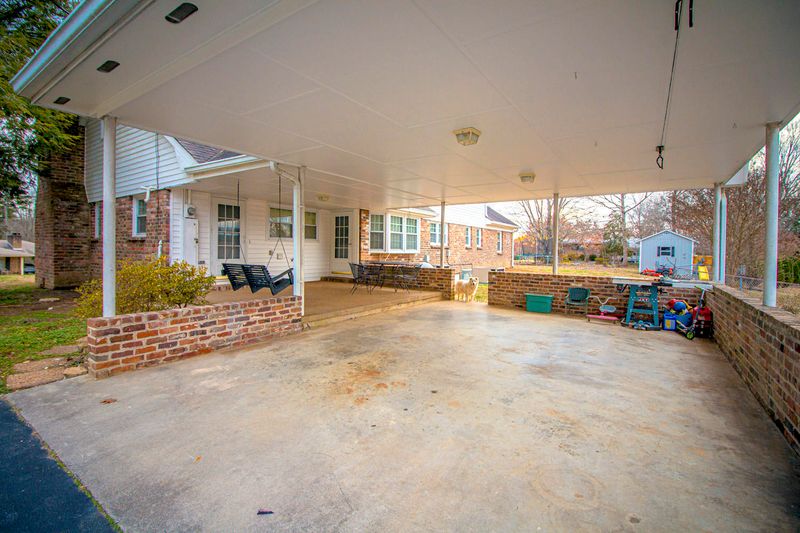 125 Cumberland View Dr, Oak Ridge, TN 37830