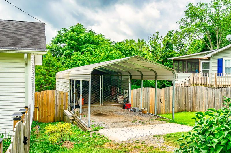 125 S Seneca Rd, Oak Ridge, TN 37830