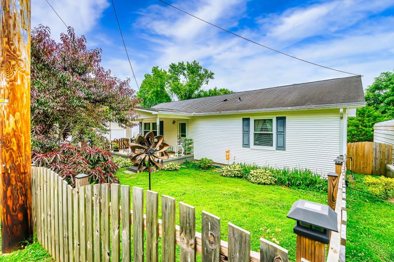 125 S Seneca Rd, Oak Ridge, TN 37830