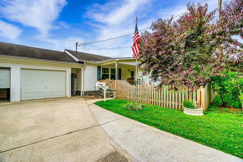 125 S Seneca Rd, Oak Ridge, TN 37830
