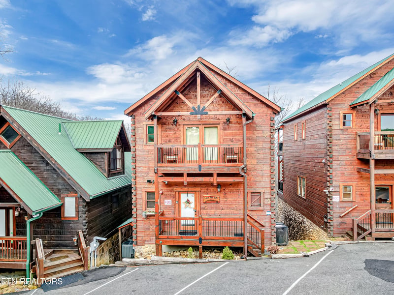1253 Bear Cub Way, Gatlinburg, TN 37738