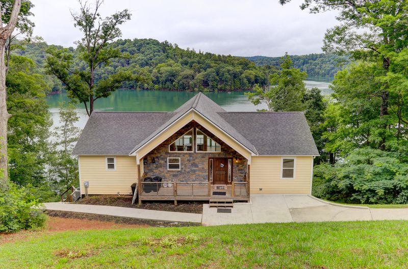 1254 Lakeside Dr, Jacksboro, TN 37757