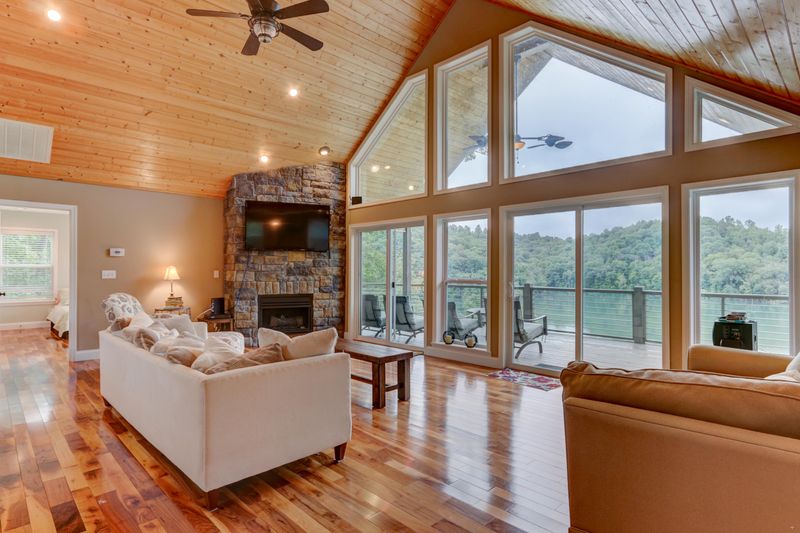 1254 Lakeside Dr, Jacksboro, TN 37757