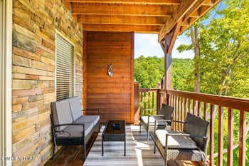 126 Bluewater Ln, Lafollette, TN 37766