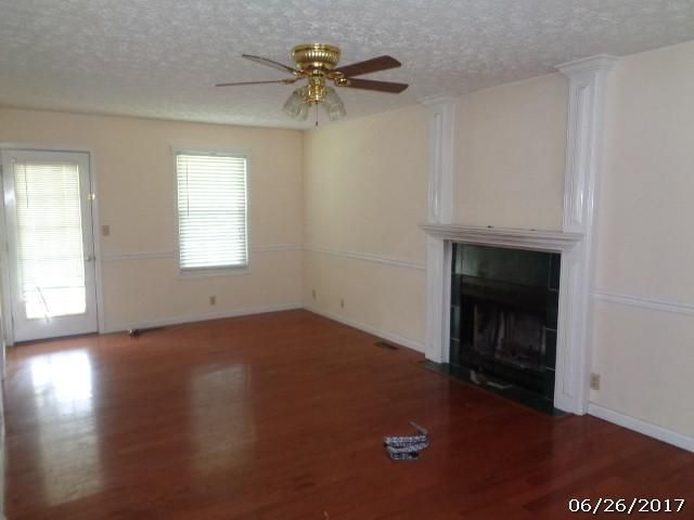 126 Crescent Ln, Jacksboro, TN 37757
