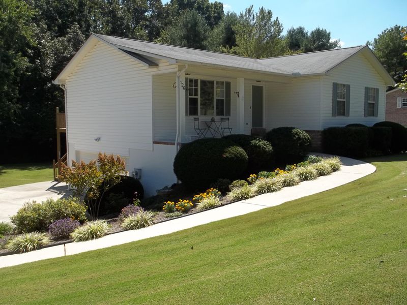 126 Hendrix Dr, Oak Ridge, TN 37830