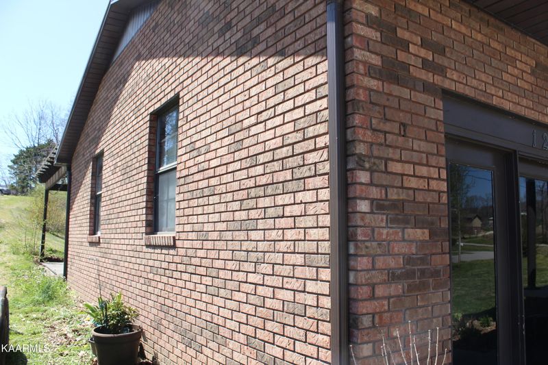 126 Overlook Ln, Jacksboro, TN 37757