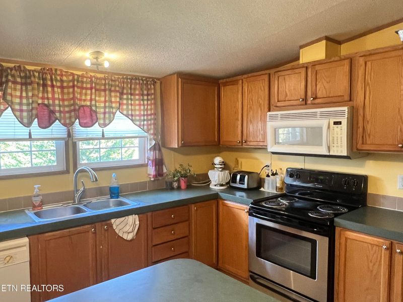 126 Shirley Ln, Oneida, TN 37841