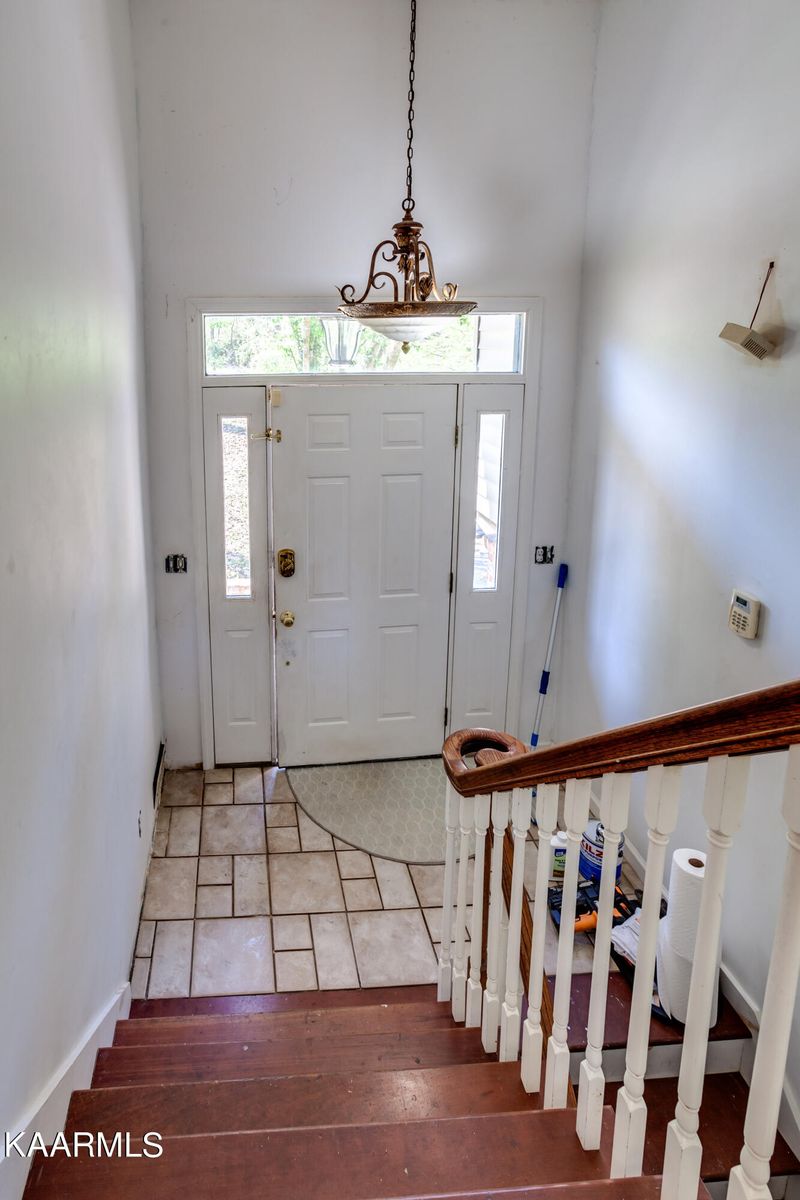 126 Taylor Rd, Oak Ridge, TN 37830