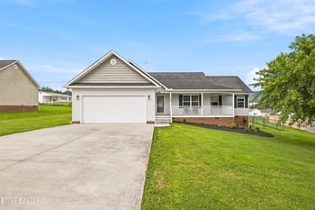 126 West Dr, Lafollette, TN 37766