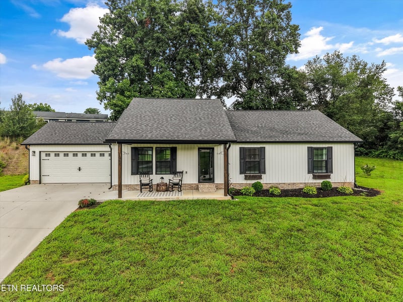 126 Zoe Cir, Jacksboro, TN 37757