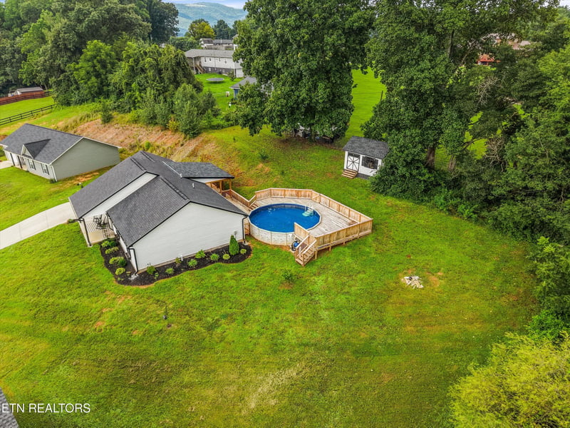 126 Zoe Cir, Jacksboro, TN 37757