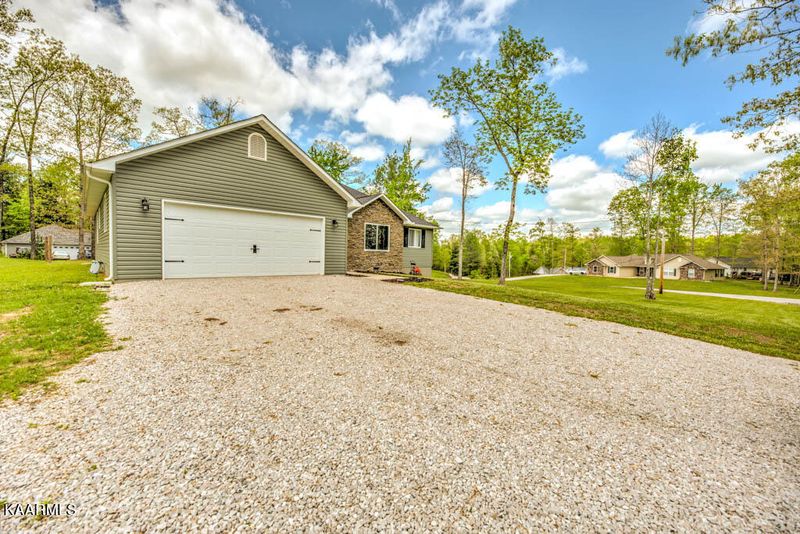 1260 Toomey Rd, Oneida, TN 37841