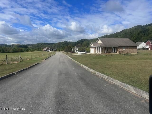 127 Brenray Dr, Harriman, TN 37748