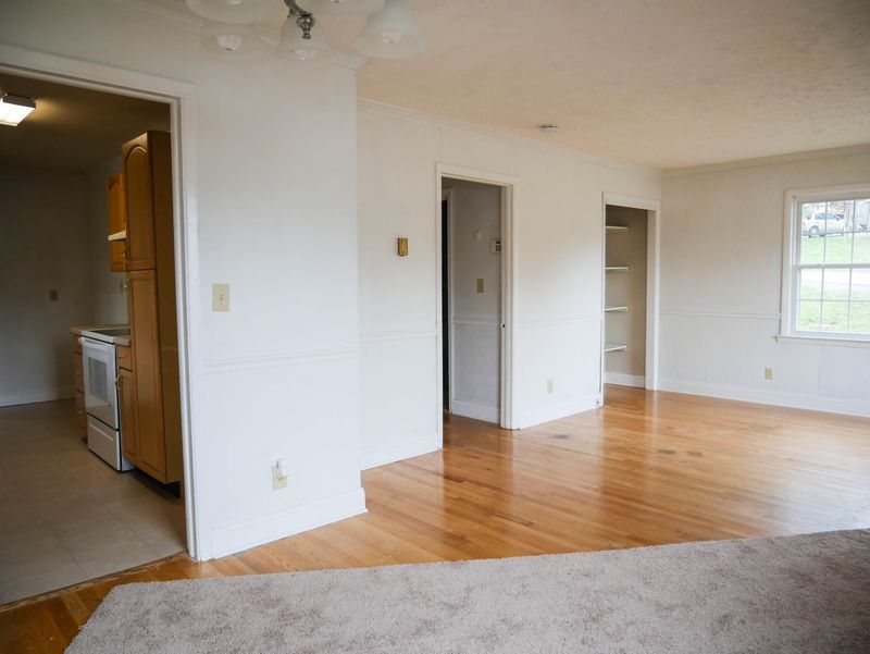 127 S Seneca Rd, Oak Ridge, TN 37830