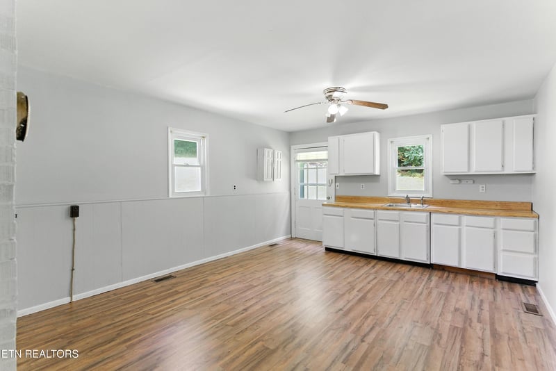 128 Barnes Ln, Strawberry Plains, TN 37871