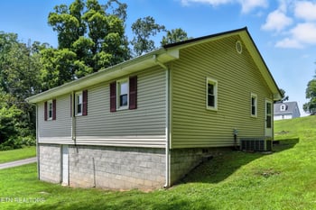 128 Barnes Ln, Strawberry Plains, TN 37871
