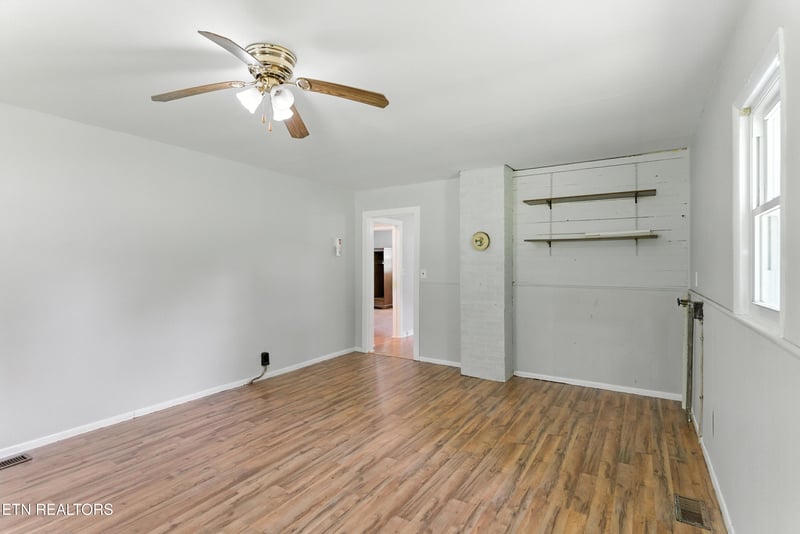 128 Barnes Ln, Strawberry Plains, TN 37871