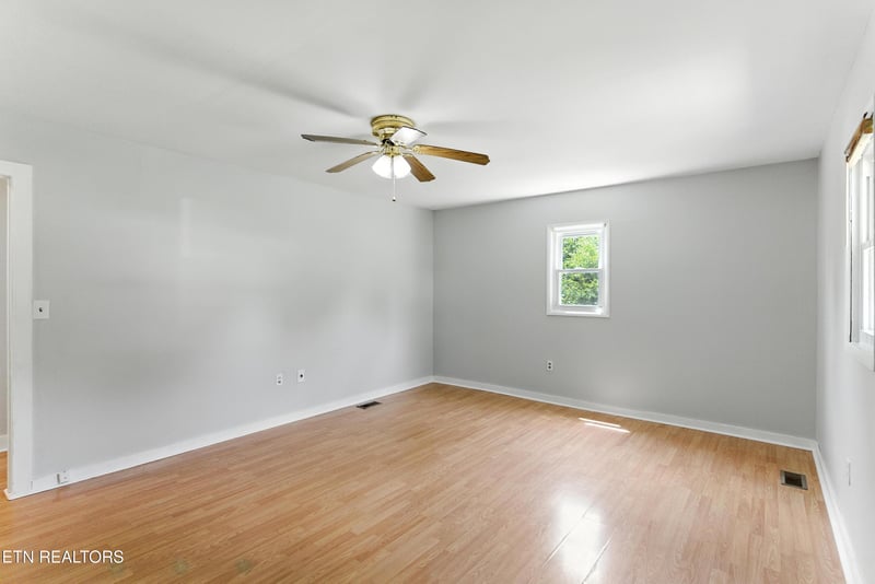 128 Barnes Ln, Strawberry Plains, TN 37871
